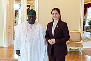 Saeimas priekšsēdētājas biedre Antoņina Ņenaševa ar Nigērijas vēstnieku pārrunā sadarbības stiprināšanas iespējas izglītībā