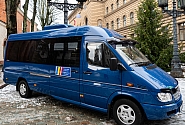 Le minibus de la Saeima chargé de cadeaux pour les enfants des internats ukrainiens est en route