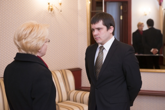 Saeimas priekšsēdētāja Ukrainas vēstniecībā parakstās līdzjūtības grāmatā