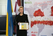 Mme Mūrniece, en souhaitant aux enfants ukrainiens une enfance heureuse, a inauguré le projet “des enfants pour la paix dans le monde” à la Saeima