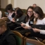 Latvijas Universitātes Sociālo zinātņu fakultātes komunikācijas zinātnes studenti klātienē iepazīst Saeimas deputātu un parlamentā strādājošo reportieru darbu studiju kursa "Reportiera darbnīca - reportiera darbs Saeimā" ietvaros