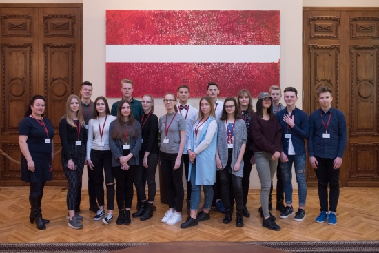 Rīgas 84.vidusskolas skolēni iepazīst Saeimas darbu