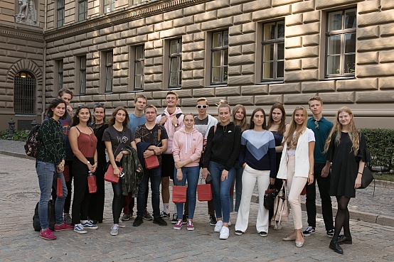 Saeimā viesojas diasporas jaunieši no Stokholmas Jauniešu kluba