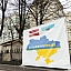 Solidarizējoties ar ukraiņu tautu, pie Saeimas nama plīvo Ukrainas karogs