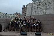Solvita Āboltiņa latviski dziedošam japāņu korim dāvina Jāzepa Vītola skaņdarbu notis 