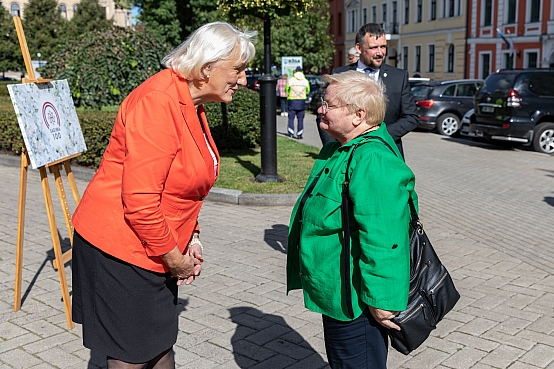 Ināra Mūrniece un Saeimas deputāti piedalās Saeimas simtgadei veltītā ceriņa stādīšanas ceremonijā