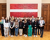 Alojas Ausekļa vidusskolas skolēni apmeklē Saeimu skolu programmas "Iepazīsti Saeimu" ietvaros