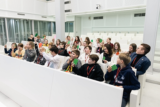 Rīgas 41. vidusskolas skolēni apmeklē Saeimu skolu programmas "Iepazīsti Saeimu" ietvaros