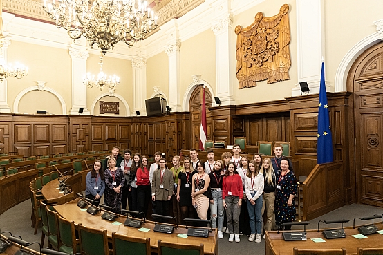 Rīgas 84.vidusskolas skolēni apmeklē Saeimu skolu programmas "Iepazīsti Saeimu" ietvaros
