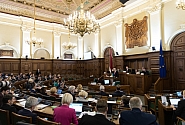 Saeima apstiprina pilnvaras 14 deputātiem