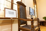 Le fauteuil d’entre-deux-guerres du Bureau de la Saeima regagne le parlement