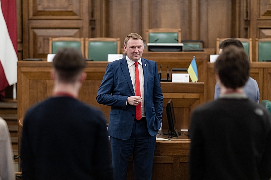 Saeimas priekšsēdētājs Edvards Smiltēns tiekas ar Rīgas 64.vidusskolas skolēniem