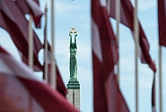 Saeimas komisija konceptuāli atbalsta pienākumu valsts pārvaldē nodarbinātajiem būt lojāliem Latvijas valstij