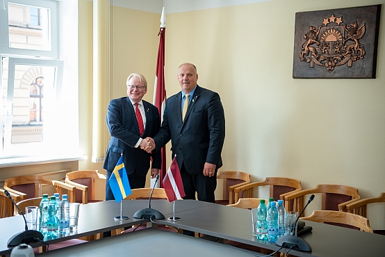 Raimonds Bergmanis tiekas ar Zviedrijas Karalistes parlamenta Aizsardzības komisijas priekšsēdētāju