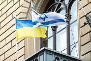 Le drapeau israélien flotte au fronton de la Saeima en solidarité avec Israël 