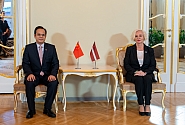Daiga Mieriņa un Ķīnas vēstnieks pārrunā ekonomiskās sadarbības paplašināšanas iespējas