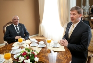 Andrejs Klementjevs tiekas ar jauno Namībijas vēstnieku