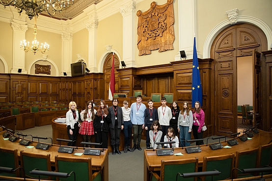 Rīgas Rīnūžu vidusskolas skolēni apmeklē Saeimu skolu programmas "Iepazīsti Saeimu" ietvaros