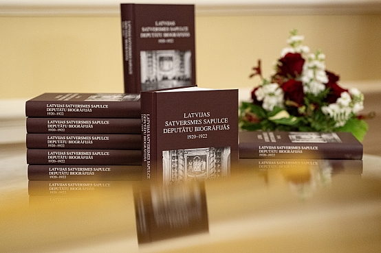 Saeimā atklāj grāmatu “Latvijas Satversmes sapulce deputātu biogrāfijās, 1920-1922”