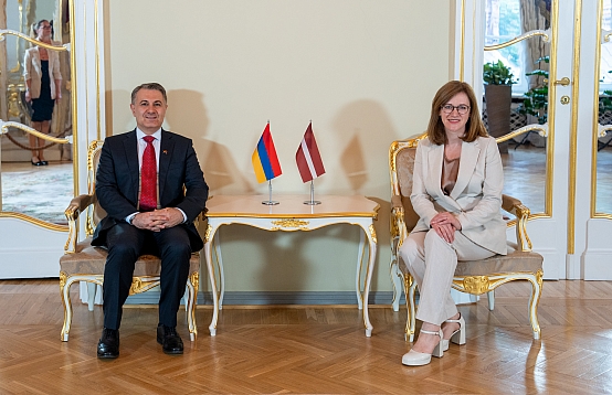 Zanda Kalniņa-Lukaševica tiekas ar Armēnijas vēstnieku