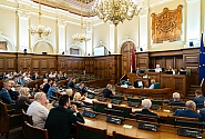 Saeima apstiprina deputāta mandātu Jurģim Klotiņam un Ilzei Stobovai