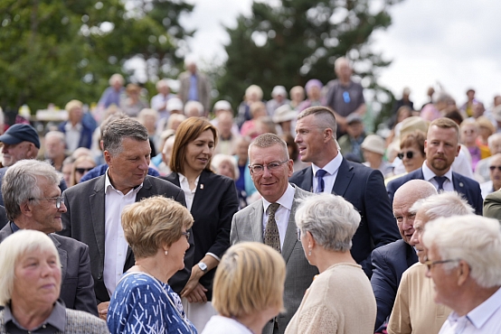 Edvards Smiltēns piedalās Latvijas politiski represēto personu salidojumā Ikšķilē