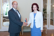 Āboltiņa ar Nīderlandes vēstnieku pārrunā sabalansētas ekonomiskās politikas nozīmi ES