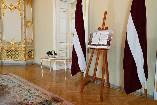 Latvijas Republikas Saeimas dāvinājuma pasniegšana Latvijas skolām Latvijas Republikas neatkarības atjaunošanas 35.gadadienā