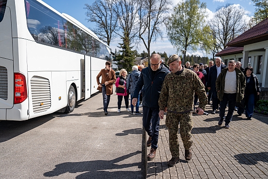 Daiga Mieriņa apmeklē militārās mācības “Kristāla bulta”