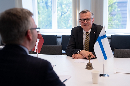 Ainars Latkovskis tiekas ar Somijas Republikas parlamenta Izlūkošanas pārrraudzības komitejas priekšsēdētāju