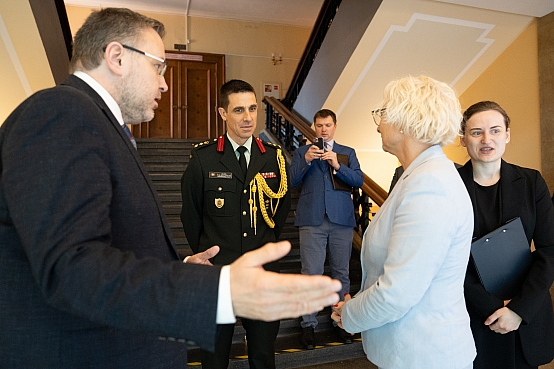 Daiga Mieriņa un Kanādas vēstnieks apmeklē izstādi “Kanāda un Latvija: kopā stiprākas NATO”
