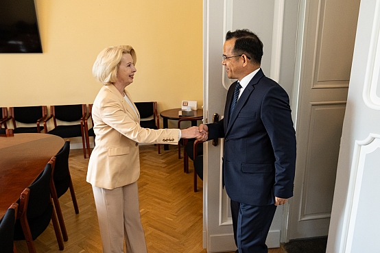 Ināra Mūrniece tiekas ar Ķīnas vēstnieku