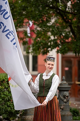 Saeimā godina XIII Latvijas Skolu jaunatnes dziesmu un deju svētku novadu koordinatorus