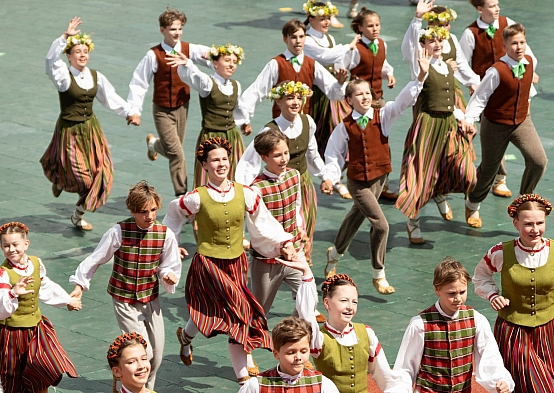 Deju lielkoncerts “Es atvēru Laimas dārzu”