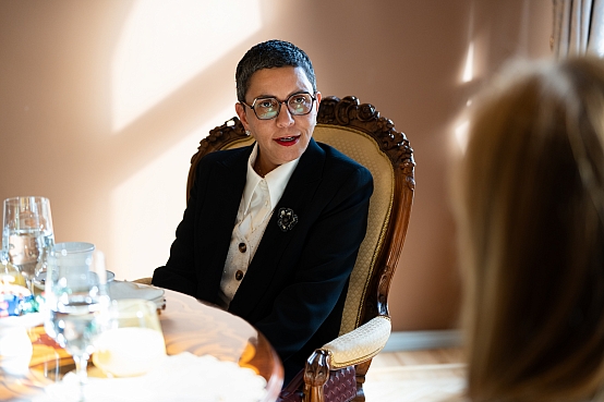 Saeimas priekšsēdētājas biedre Zanda Kalniņa-Lukaševica tiekas ar Kuveitas vēstnieci