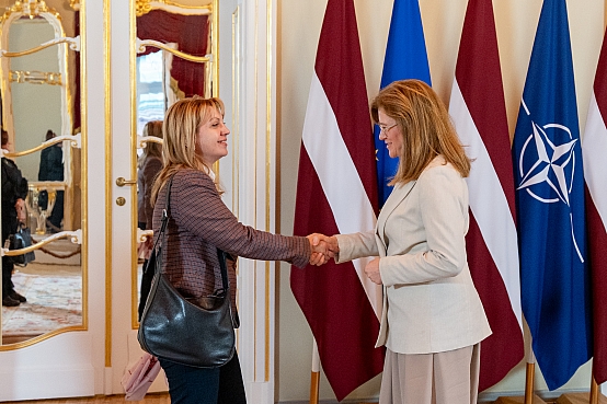 Saeimā viesojas Ukrainas un Moldovas parlamentu apmācības programmas dalībnieki