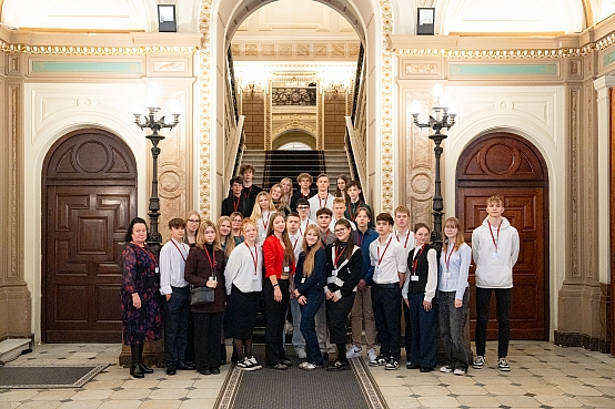 Rīgas 84.vidusskolas skolēni apmeklē Saeimu skolu programmas "Iepazīsti Saeimu" ietvaros