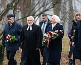 Daiga Mieriņa piedalās ziedu nolikšanā Krišjāņa Valdemāra atdusas vietā Lielajos kapos