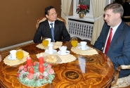Andrejs Klementjevs tiekas ar jauno Kambodžas vēstnieku