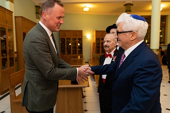 Daiga Mieriņa piedalās Hanukas svinībās