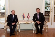 A.Klementjevs ar Armēnijas vēstnieku pārrunā parlamentāro sadarbību 