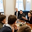 Saeimas priekšsēdētājas biedres Antoņinas Ņenaševas un Saeimas Cilvēktiesību un sabiedrisko lietu komisijas Mediju politikas apakškomisijas vadītājas Leilas Rasimas tikšanās ar žurnālistiem un dezinformācijas pētniekiem