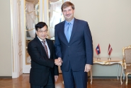 A.Klementjevs Saeimā sveic pirmo Latvijā akreditēto Laosas vēstnieku