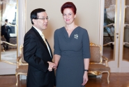 Saeimas priekšsēdētāja sarunā ar Japānas parlamentāro ārlietu viceministru aicina atbalstīt Latvijas uzņemšanu OECD