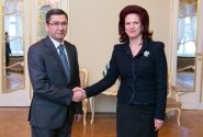 Āboltiņa ar Uzbekistānas vēstnieku pārrunā sadarbības iespējas ekonomikā 