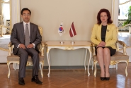 Saeimas priekšsēdētāja Saeimas namā tiekas ar pirmo Latvijā rezidējošo Dienvidkorejas pilnvaroto lietvedi