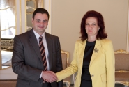 Solvita Āboltiņa Saeimas namā sveic jauno Gruzijas vēstnieku