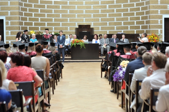 Solvita Āboltiņa sveic Latvijas Universitātes Juridiskās fakultātes absolventus