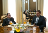 Andrejs Klementjevs vēstniekam pateicas par attiecību stiprināšanu starp Latviju un Kuveitu