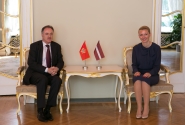 Inese Lībiņa-Egnere Saeimā sveic jauno Melnkalnes vēstnieku